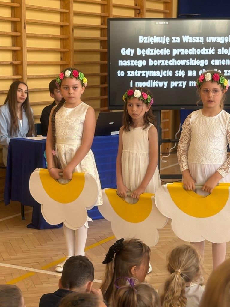 dzieci uczniowie w galowych strojach