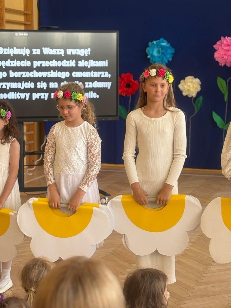 dzieci uczniowie w galowych strojach
