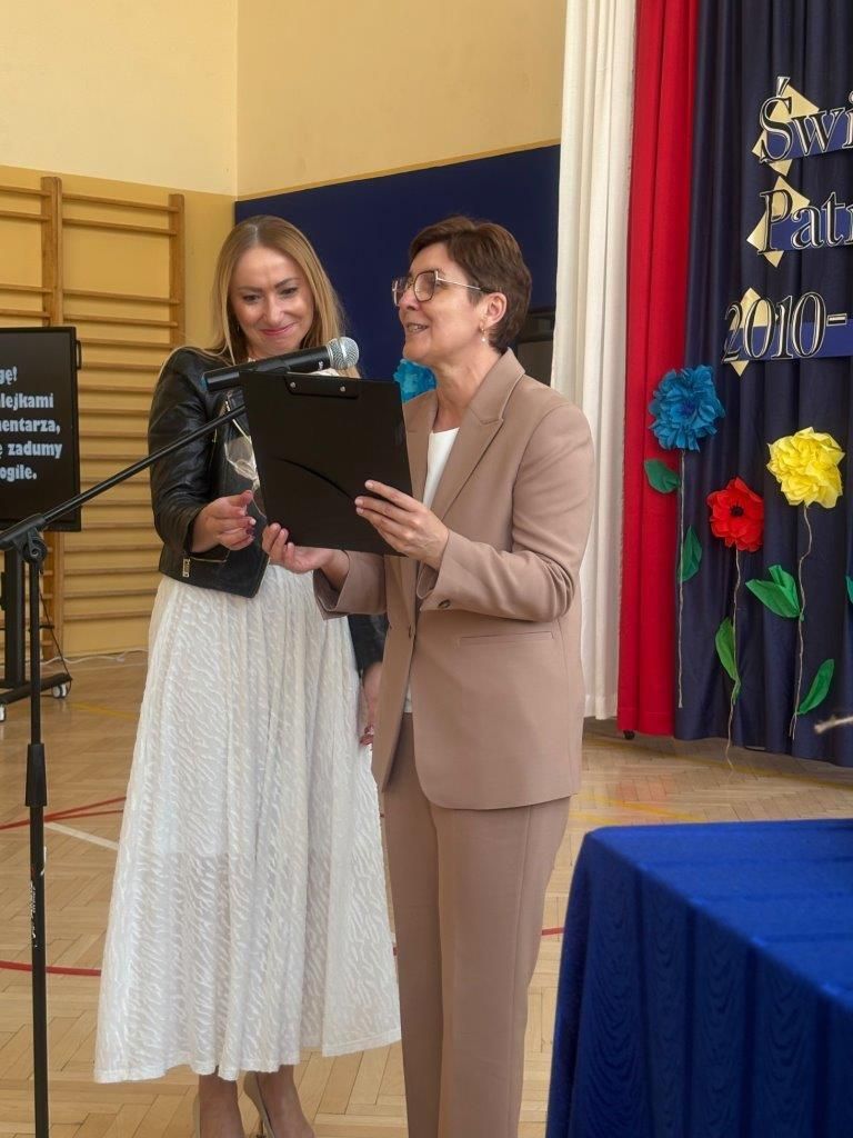 dzieci uczniowie w galowych strojach