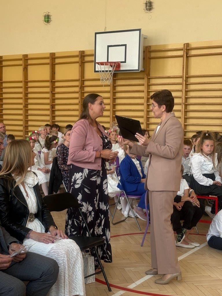 dzieci uczniowie w galowych strojach