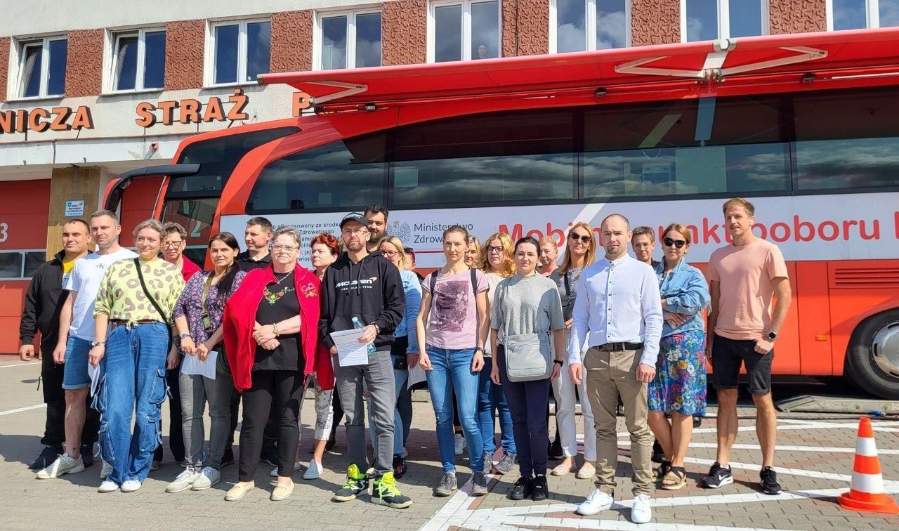 krwiodawcy biorą udział w akcji zbiórki krwi