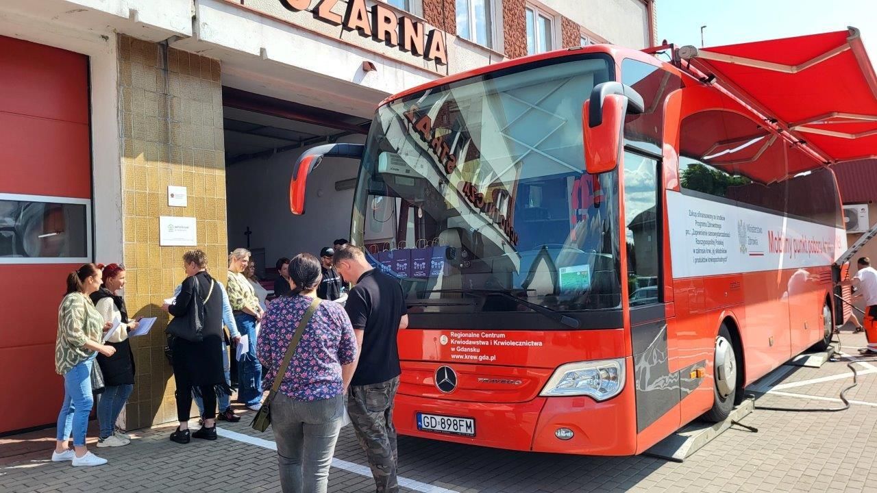 krwiodawcy biorą udział w akcji zbiórki krwi