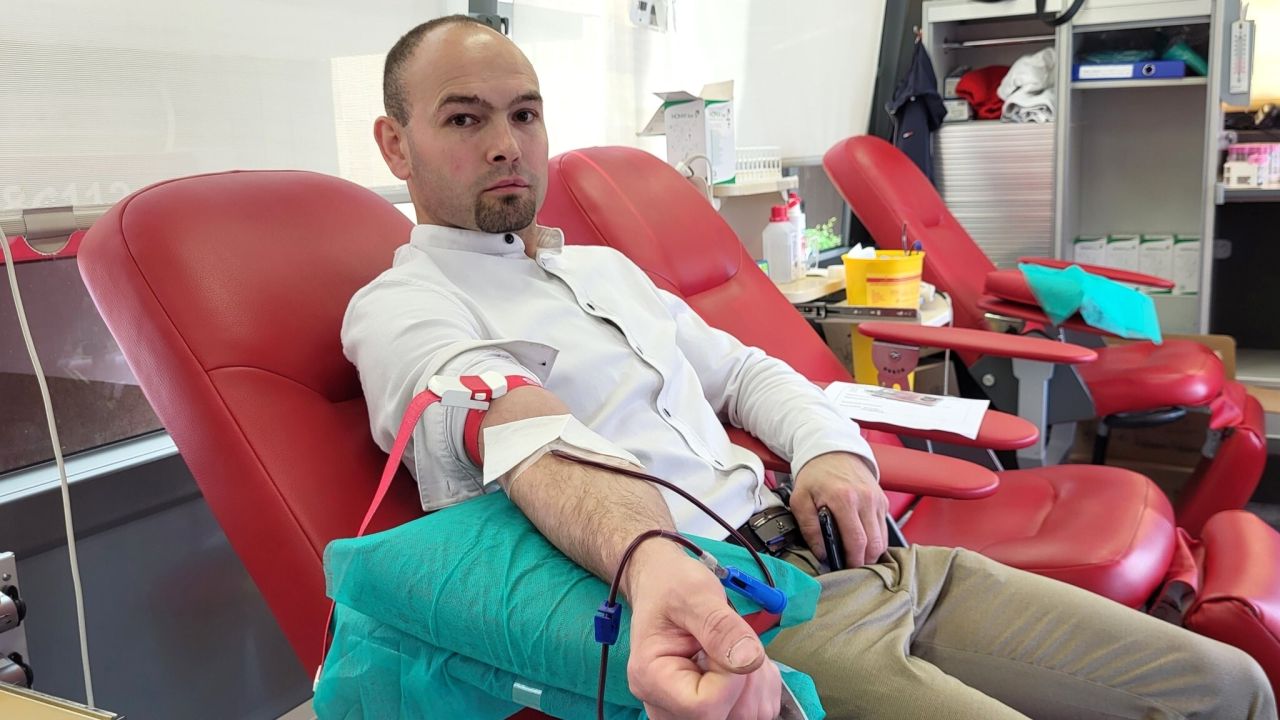krwiodawcy biorą udział w akcji zbiórki krwi