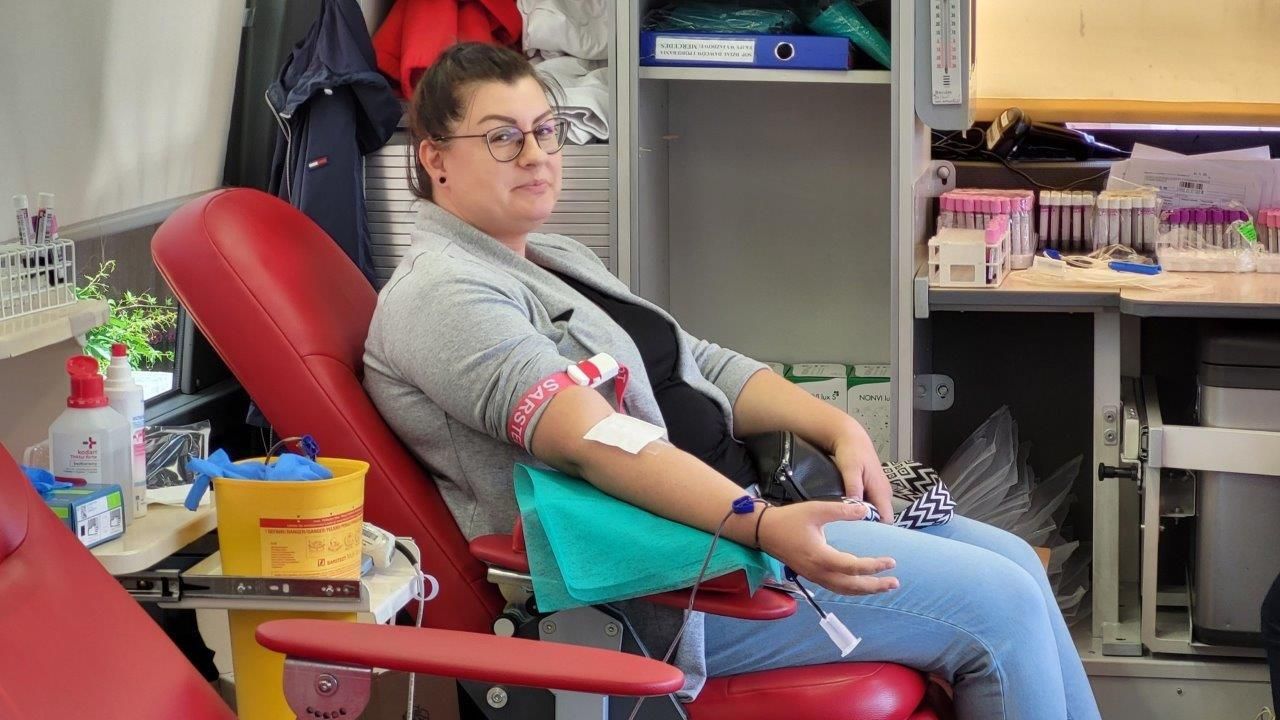 krwiodawcy biorą udział w akcji zbiórki krwi