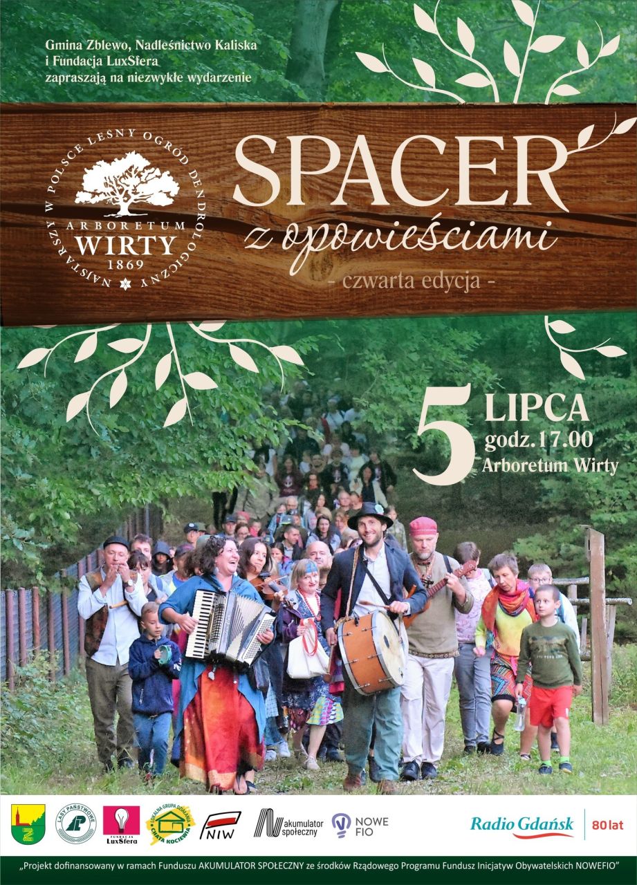 spacer z opowieściami ludzie wędrujacy przez arboretum