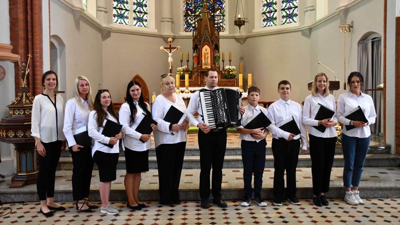 koncert pieśni kościelnej chórzyści w kościele
