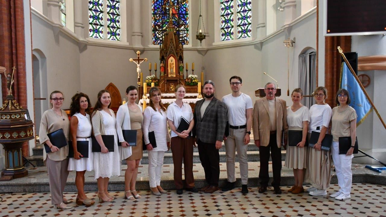 koncert pieśni kościelnej chórzyści w kościele
