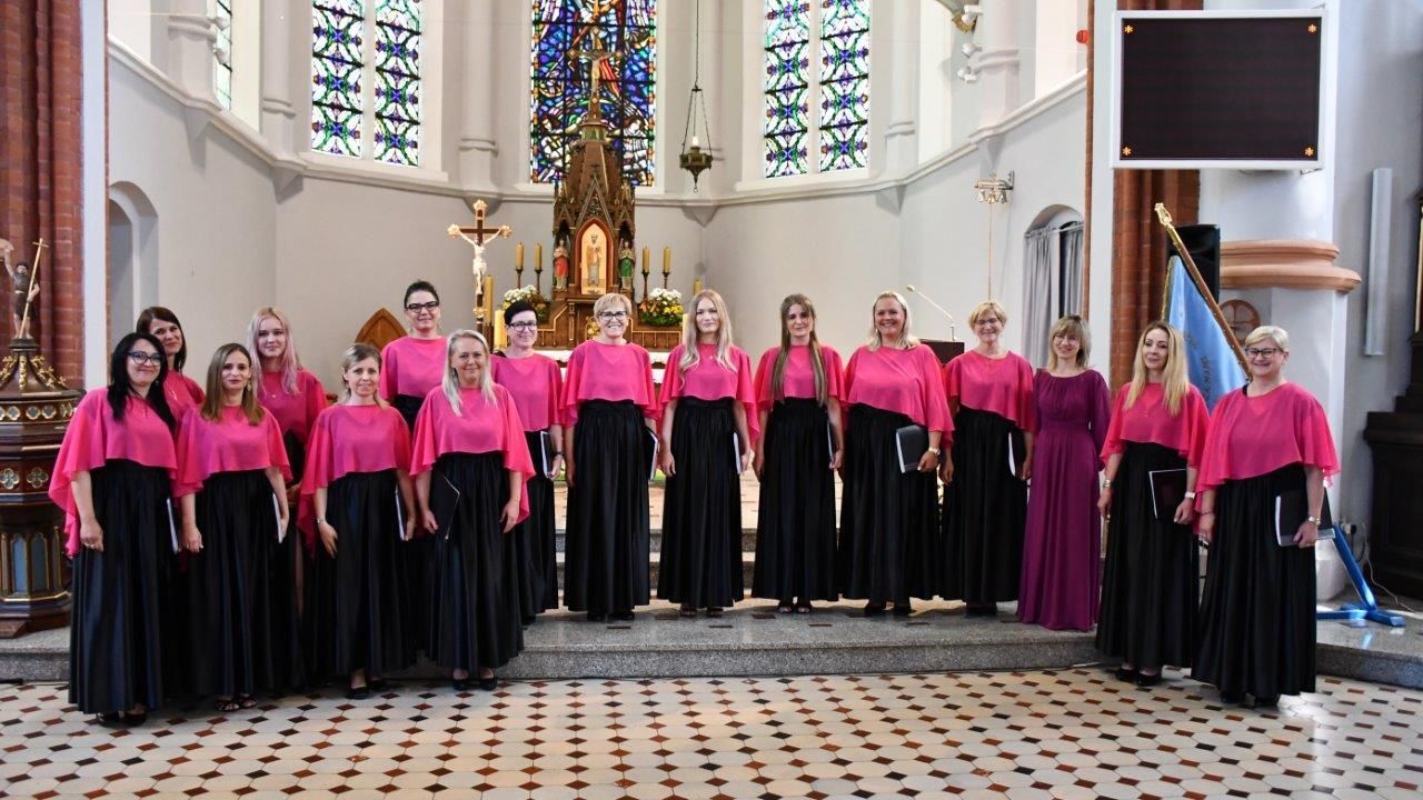 koncert pieśni kościelnej chórzyści w kościele