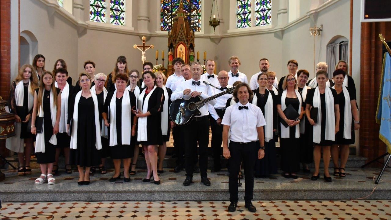 koncert pieśni kościelnej chórzyści w kościele