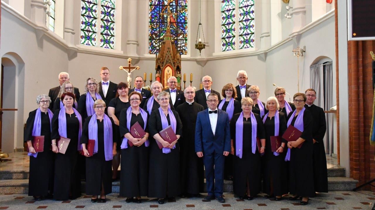 koncert pieśni kościelnej chórzyści w kościele