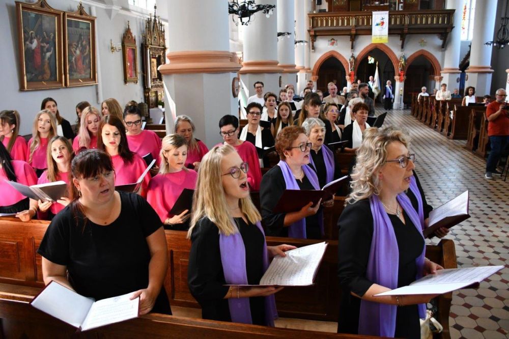 koncert pieśni kościelnej chórzyści w kościele