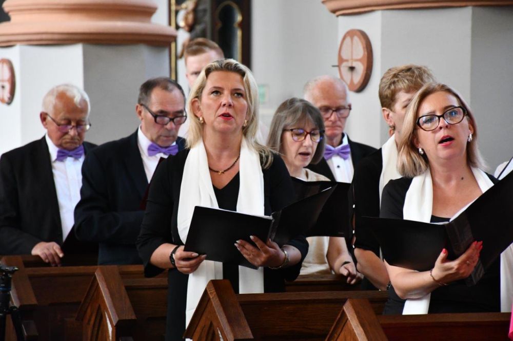 koncert pieśni kościelnej chórzyści w kościele