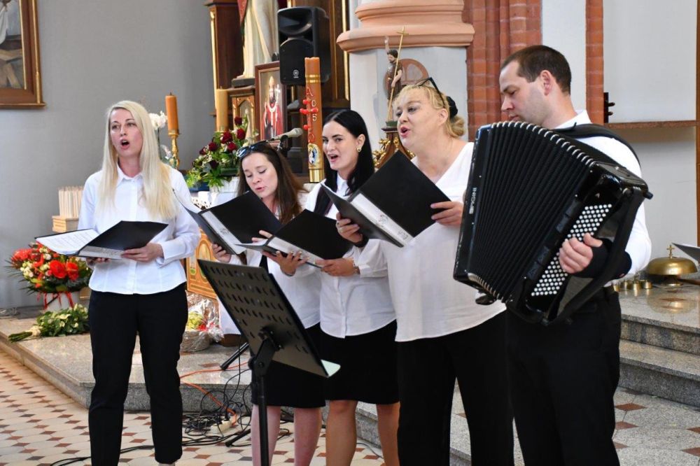 koncert pieśni kościelnej chórzyści w kościele