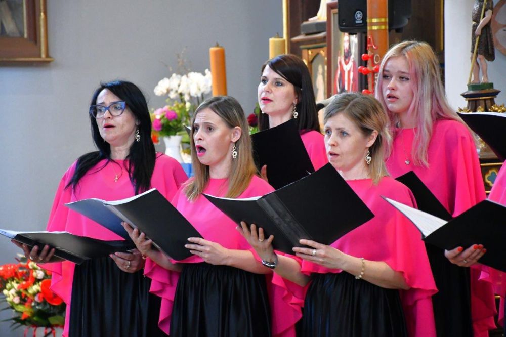 koncert pieśni kościelnej chórzyści w kościele