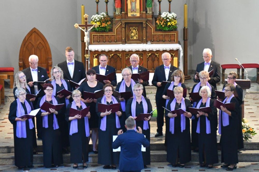 koncert pieśni kościelnej chórzyści w kościele