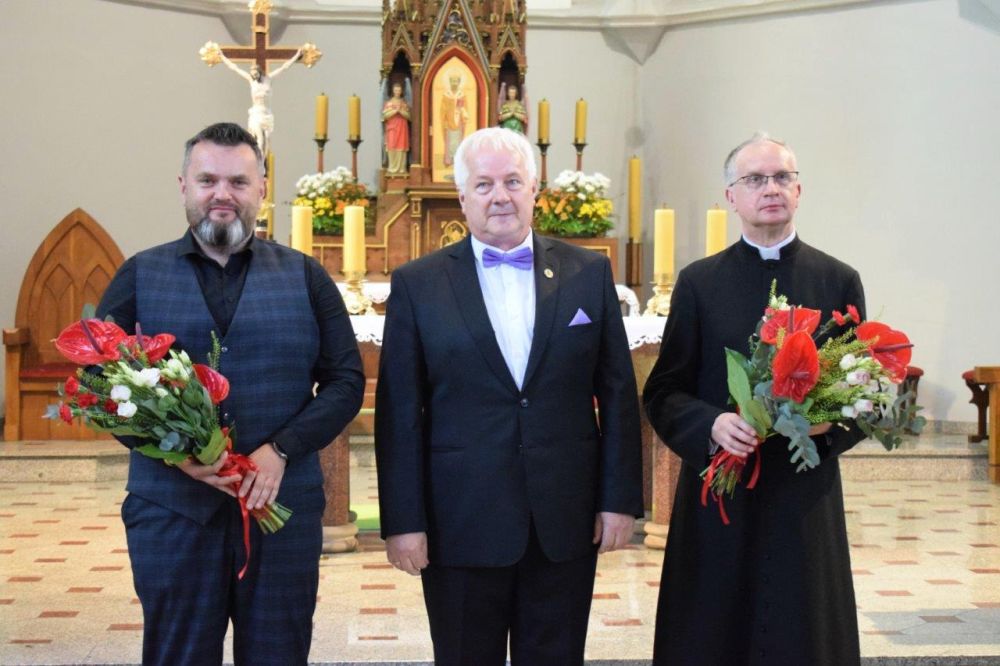 koncert pieśni kościelnej chórzyści w kościele