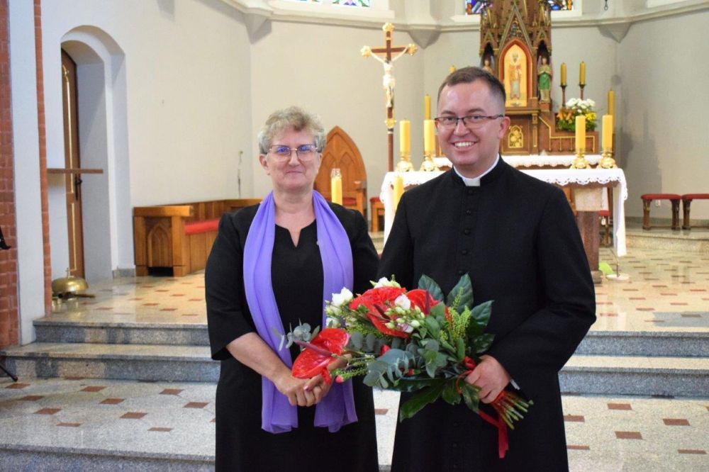 koncert pieśni kościelnej chórzyści w kościele