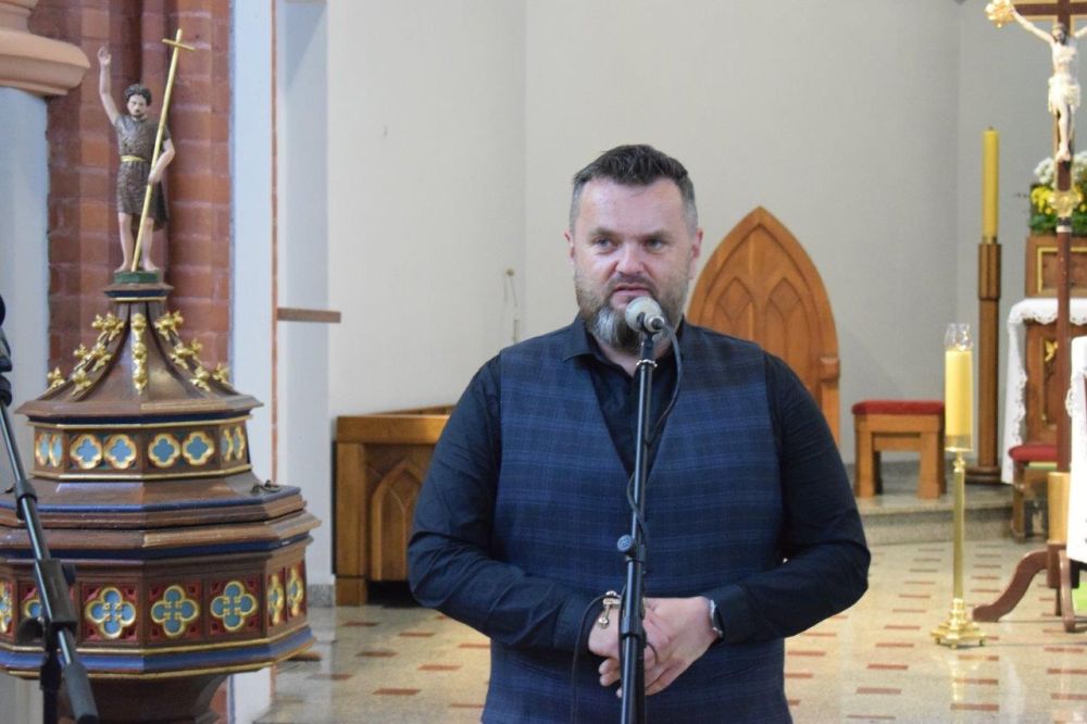 koncert pieśni kościelnej chórzyści w kościele