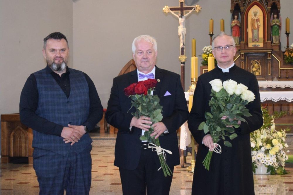 koncert pieśni kościelnej chórzyści w kościele