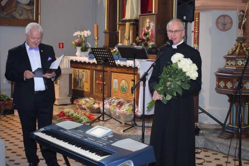 koncert pieśni kościelnej chórzyści w kościele