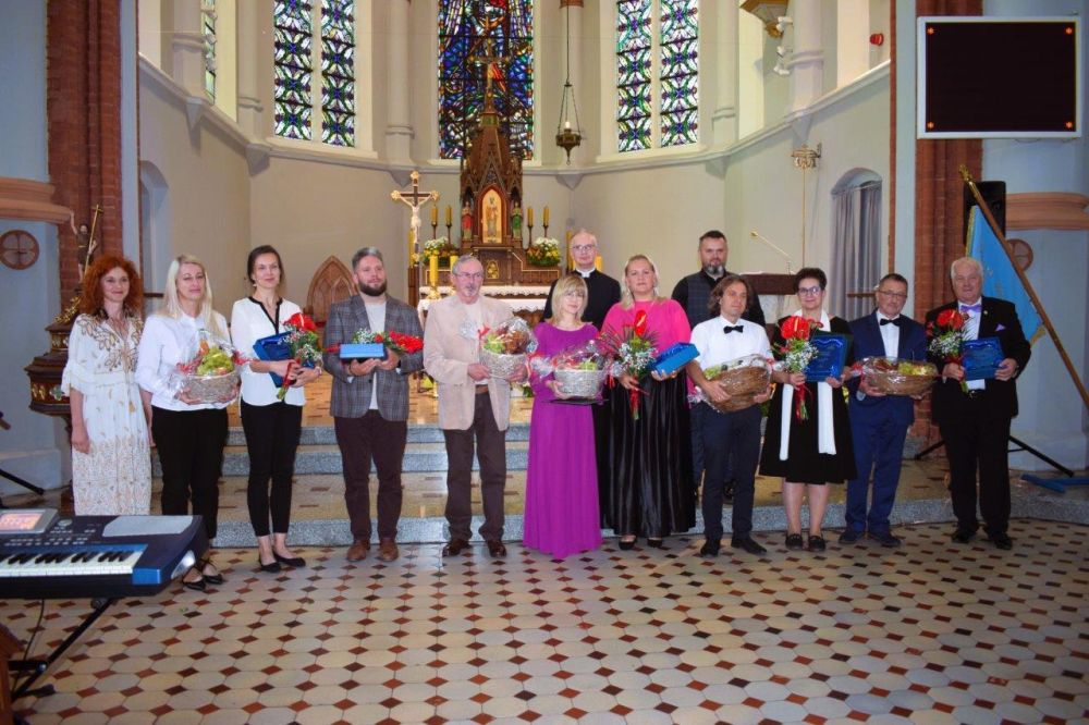 koncert pieśni kościelnej chórzyści w kościele