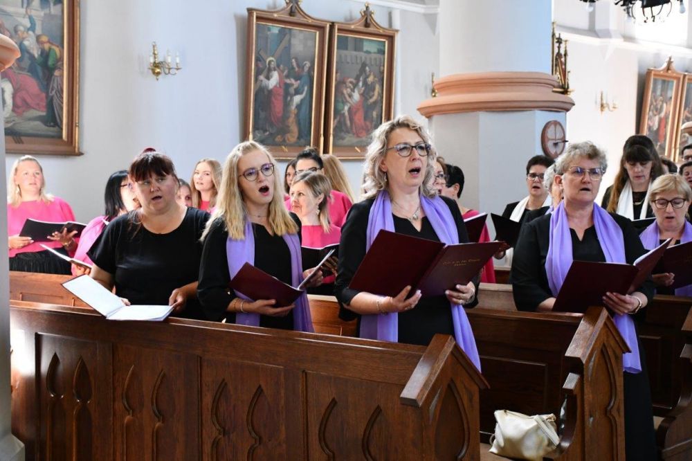 koncert pieśni kościelnej chórzyści w kościele