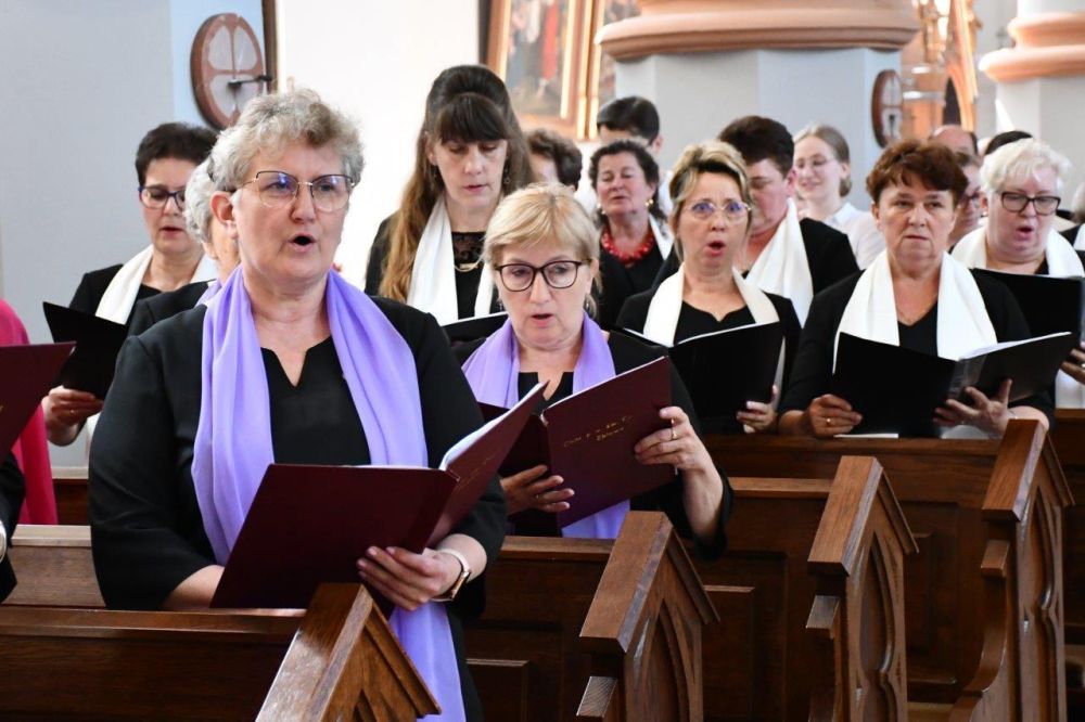 koncert pieśni kościelnej chórzyści w kościele