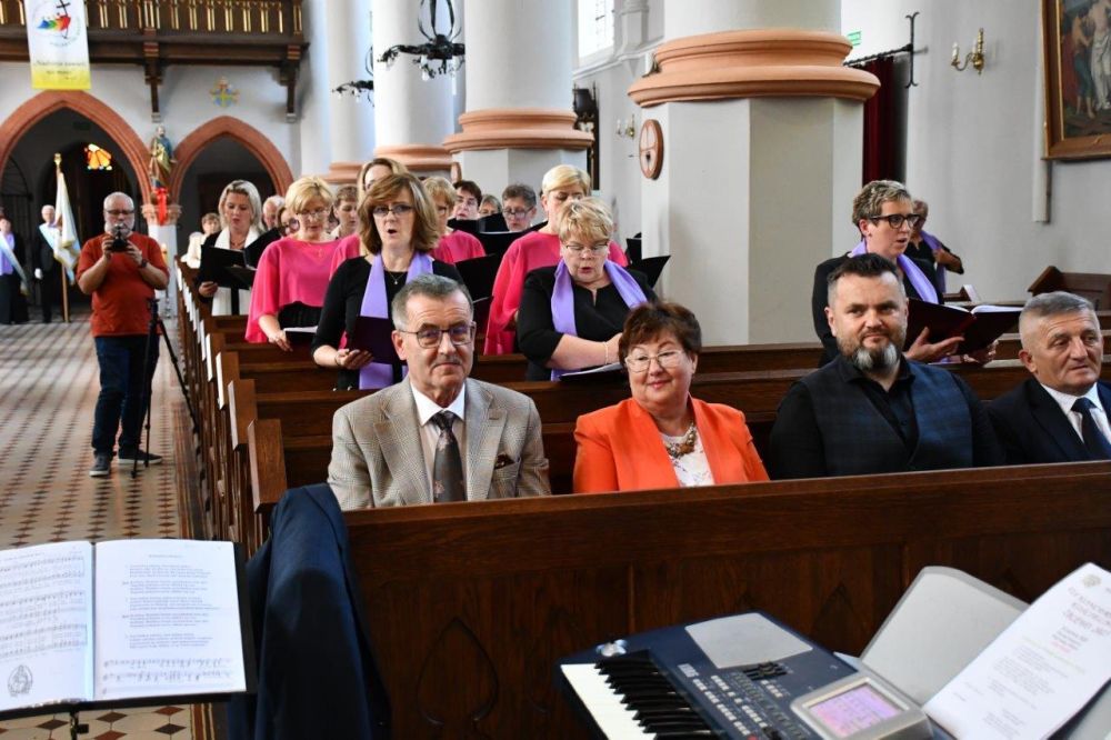 koncert pieśni kościelnej chórzyści w kościele