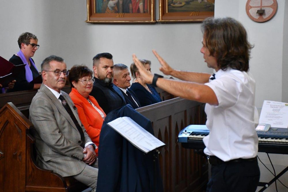koncert pieśni kościelnej chórzyści w kościele