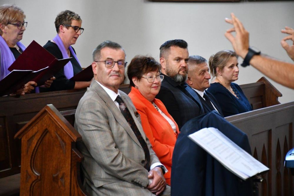 koncert pieśni kościelnej chórzyści w kościele