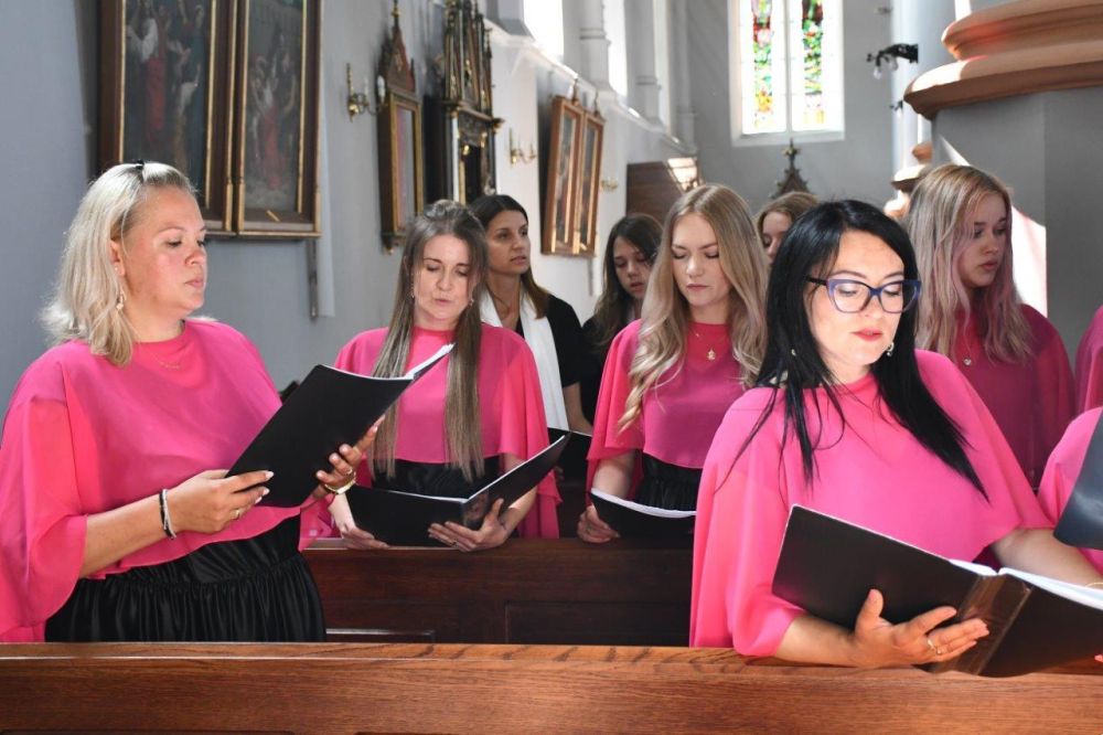 koncert pieśni kościelnej chórzyści w kościele