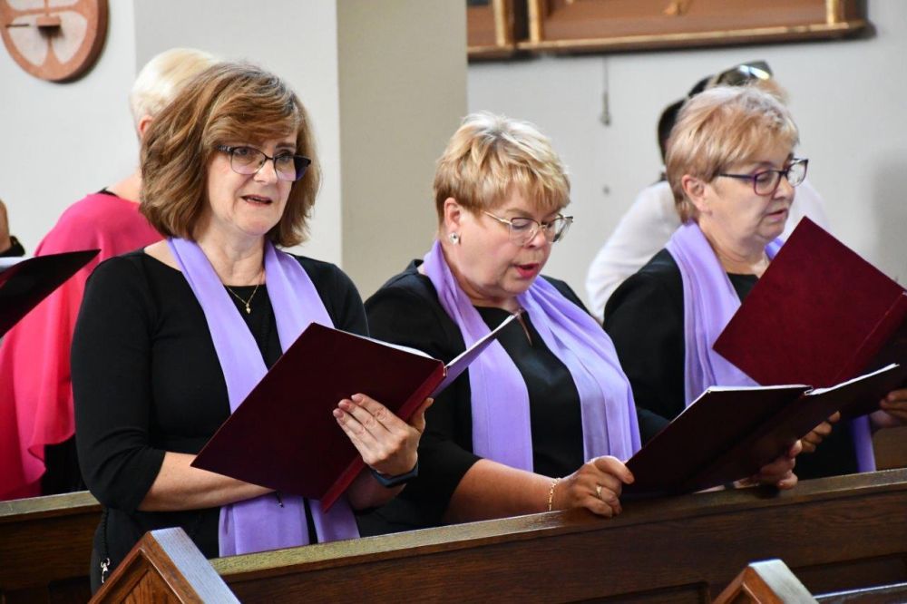 koncert pieśni kościelnej chórzyści w kościele