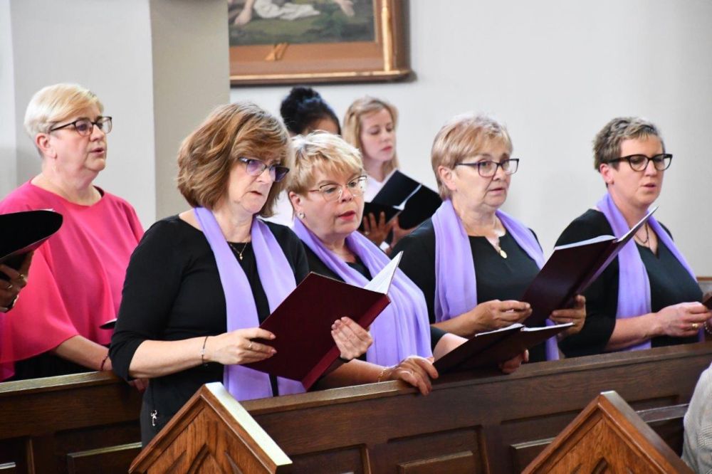 koncert pieśni kościelnej chórzyści w kościele