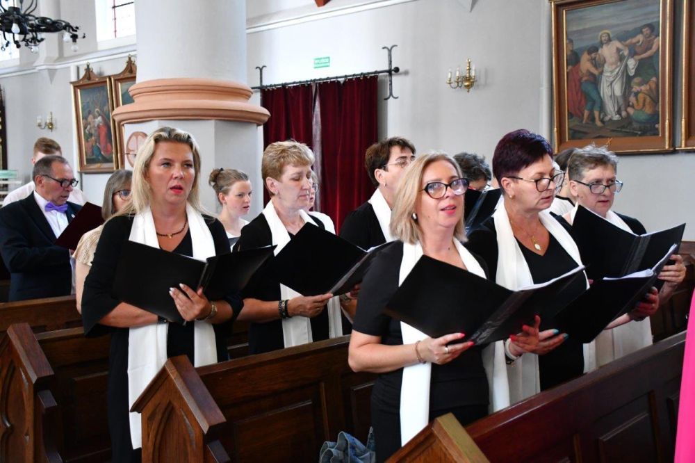 koncert pieśni kościelnej chórzyści w kościele