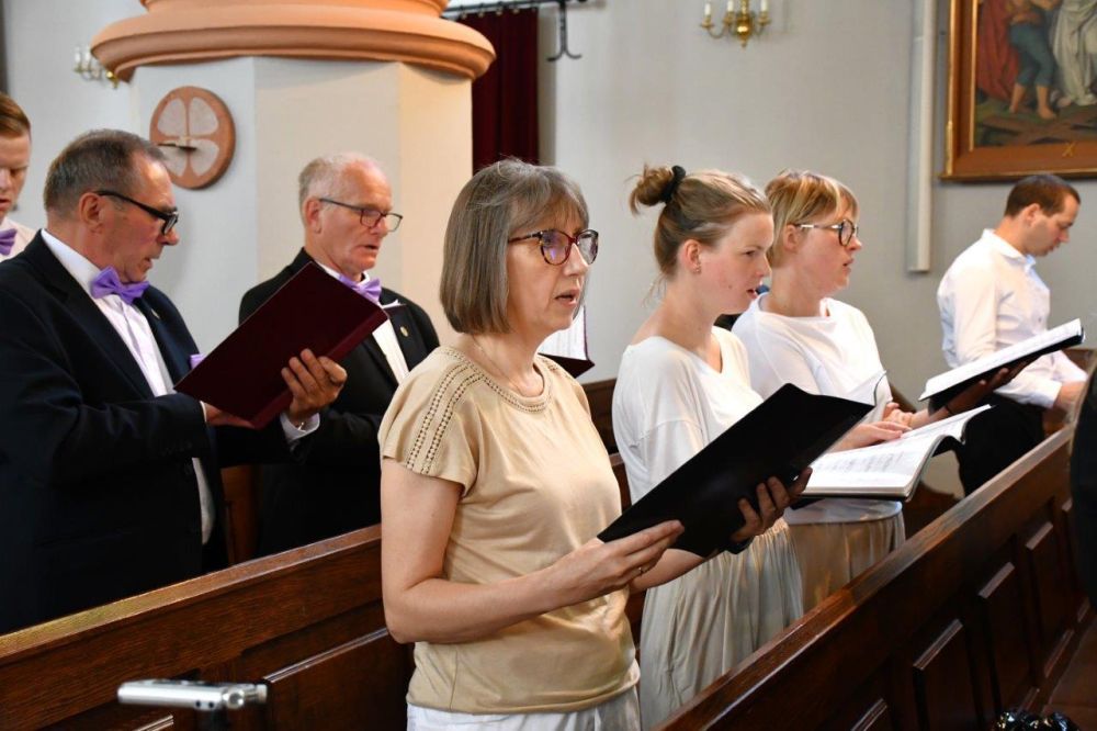 koncert pieśni kościelnej chórzyści w kościele