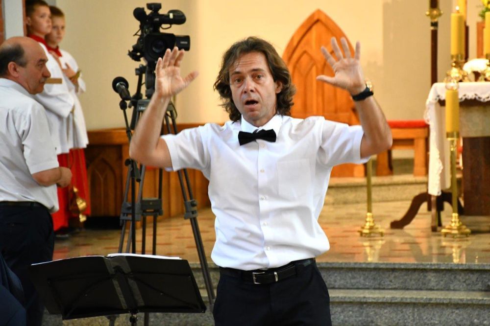 koncert pieśni kościelnej chórzyści w kościele