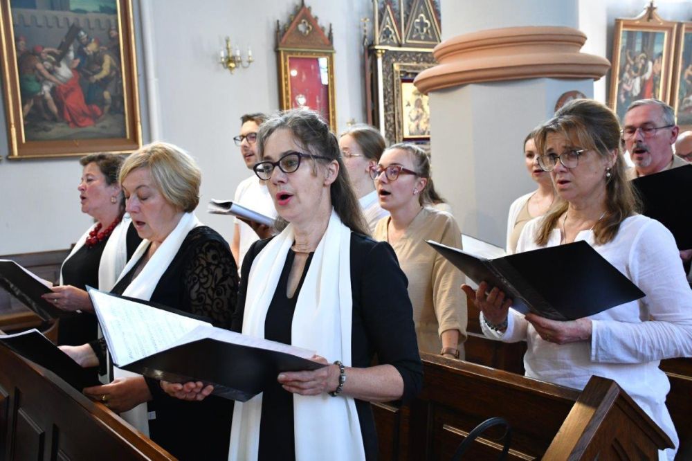 koncert pieśni kościelnej chórzyści w kościele