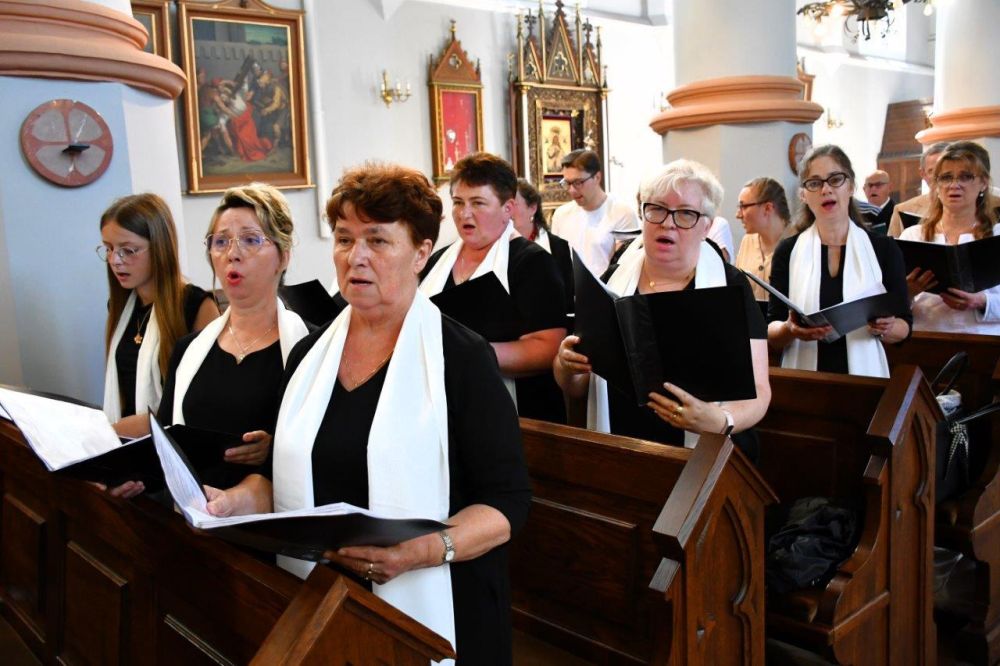 koncert pieśni kościelnej chórzyści w kościele