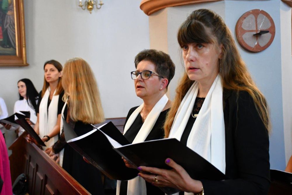 koncert pieśni kościelnej chórzyści w kościele