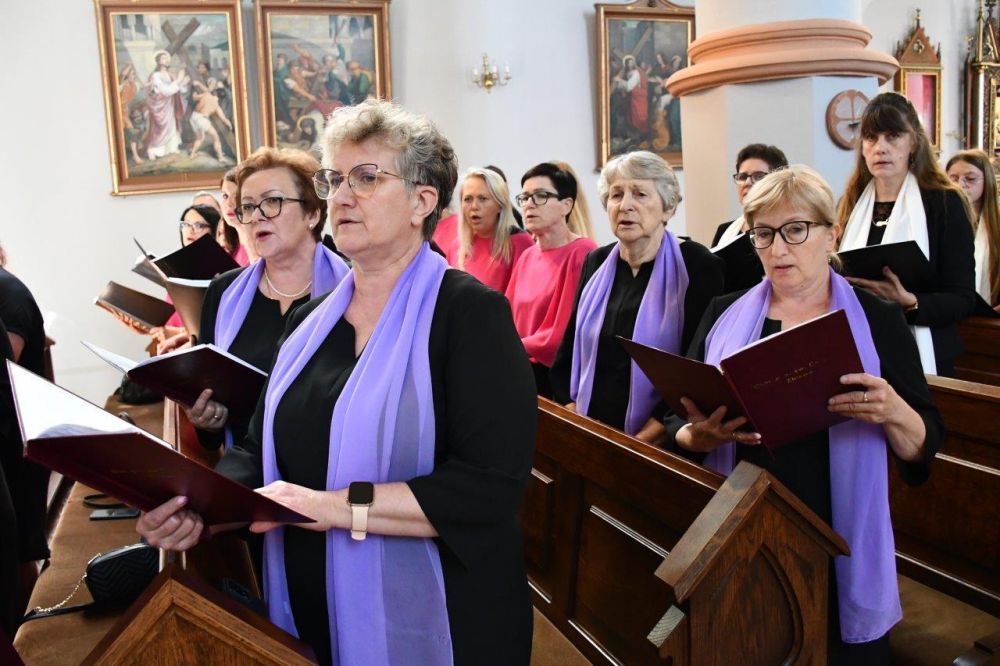koncert pieśni kościelnej chórzyści w kościele
