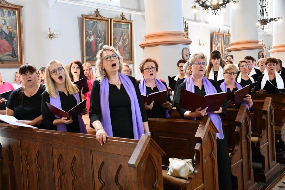 koncert pieśni kościelnej chórzyści w kościele