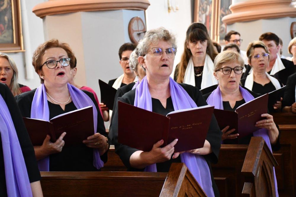 koncert pieśni kościelnej chórzyści w kościele