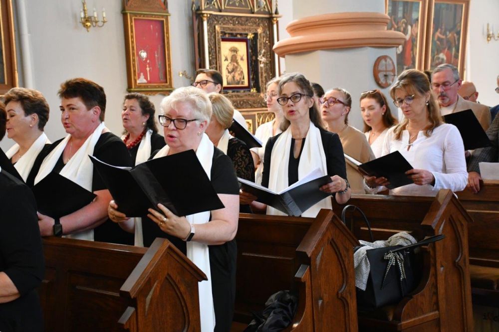 koncert pieśni kościelnej chórzyści w kościele