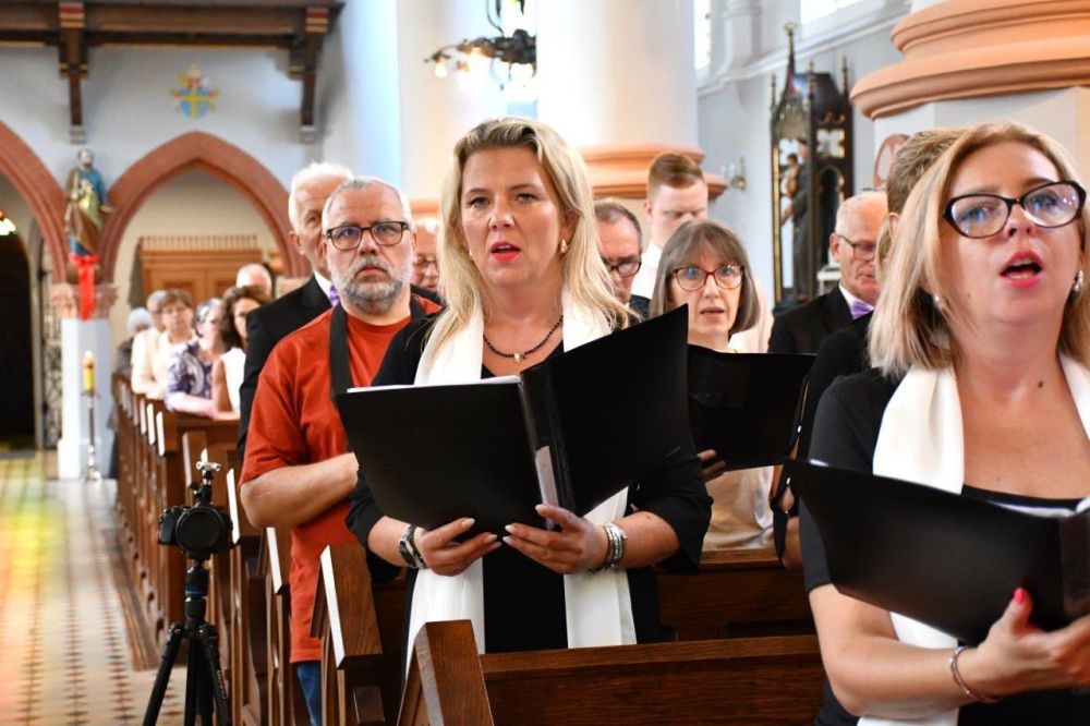 koncert pieśni kościelnej chórzyści w kościele