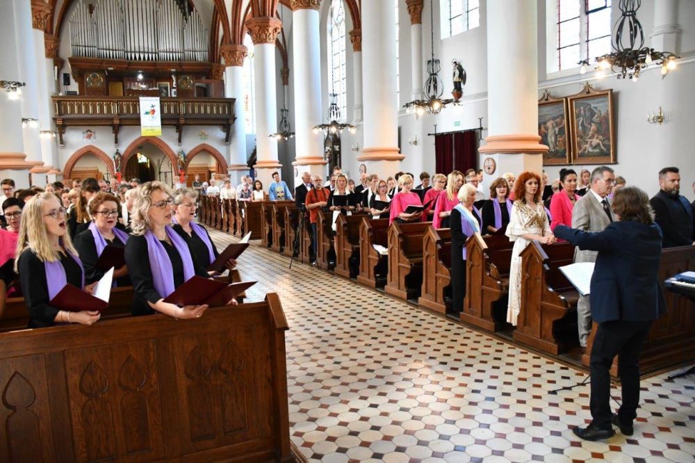 koncert pieśni kościelnej chórzyści w kościele