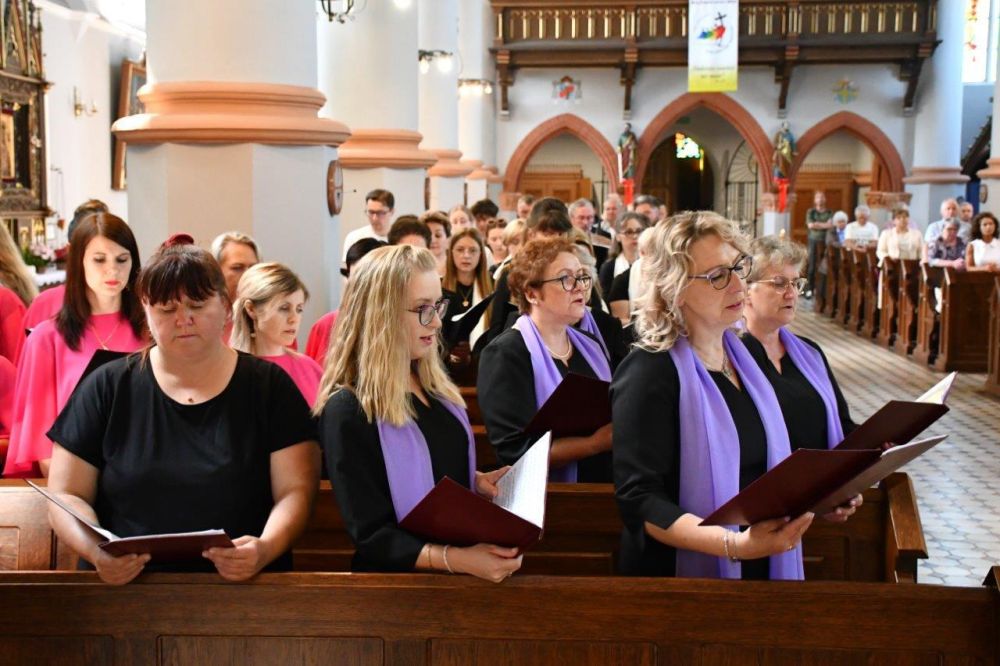 koncert pieśni kościelnej chórzyści w kościele