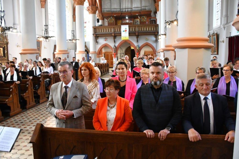 koncert pieśni kościelnej chórzyści w kościele