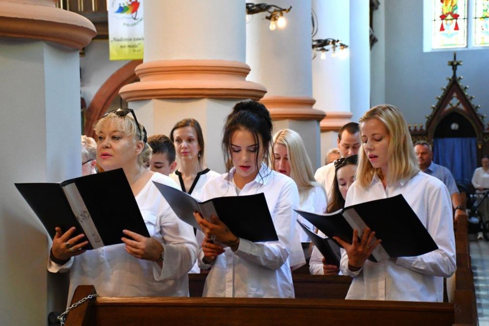 koncert pieśni kościelnej chórzyści w kościele