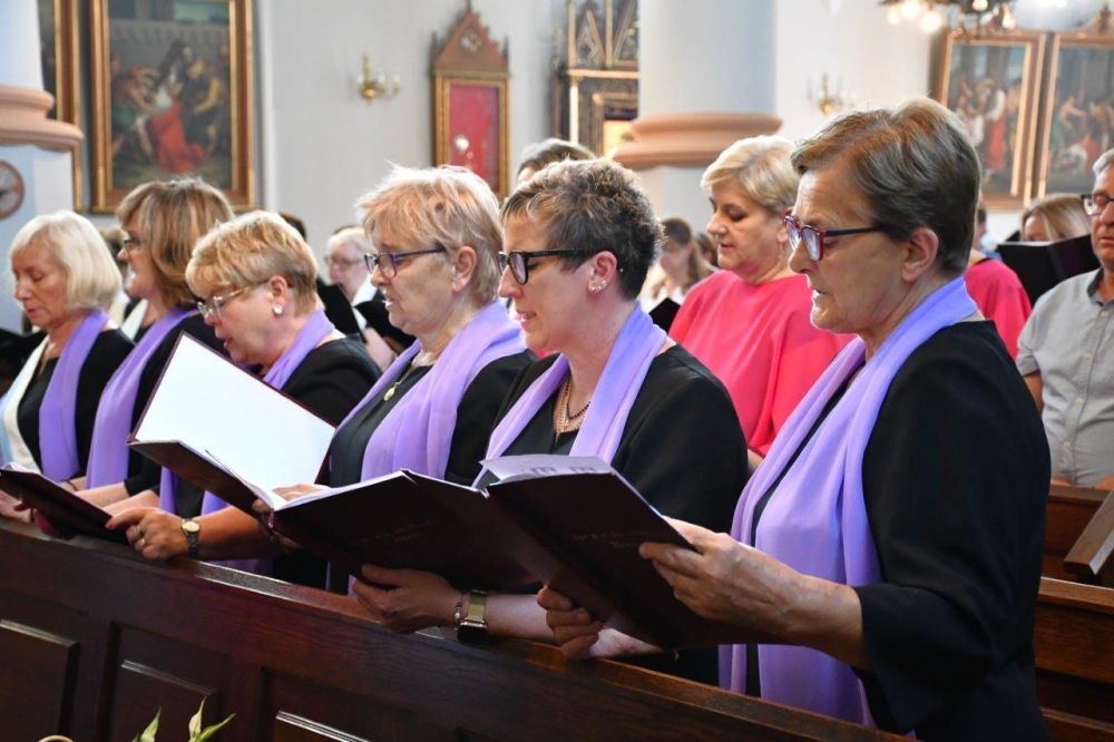 koncert pieśni kościelnej chórzyści w kościele