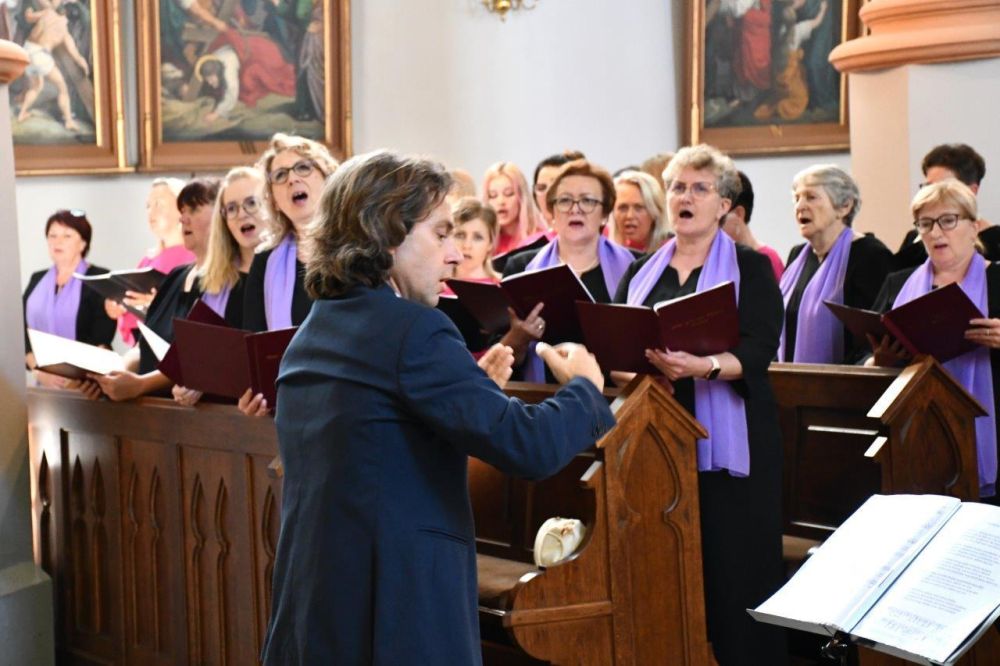 koncert pieśni kościelnej chórzyści w kościele